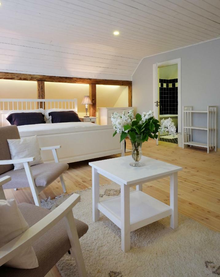 Hotel Meke à Mustkalni Extérieur photo